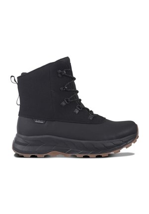 Botte de cheville noire imperméable avec une surface texturée, des lacets ajustables et une semelle en caoutchouc épaisse et striée de couleur brun clair contrastante.
