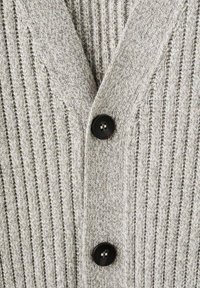 Szary prążkowany kardigan z dekoltem w serek, ozdobiony czarnymi guzikami i miękką dzianinową fakturą. Wzór obejmuje pionowe paski na całej powierzchni.