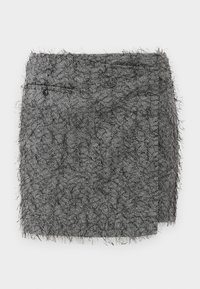 Textuur zwart-wit houndstooth mini rok met rafelige randen, voorzien van een zijzak met een knoop. Gemaakt van een wolmix materiaal.