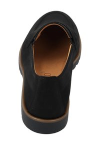 Scarpa nera senza lacci con esterno in suede liscio, retro arrotondato, suola in gomma marrone e fodera interna beige. Nessun marchio o motivo visibile.