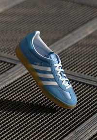 adidas Originals GAZELLE INDOOR - Sporta apavi - footwear white