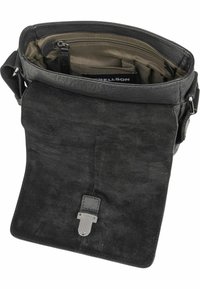 Borsa a tracolla in pelle nera con texture in camoscio, dotata di un ampio interno con tasche e chiusura a scatto magnetico.