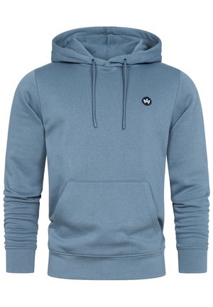 Blå hettegenser laget av mykt stoff, med kengurulomme, ribbede mansjetter og en liten svart logo på øverste venstre bryst.