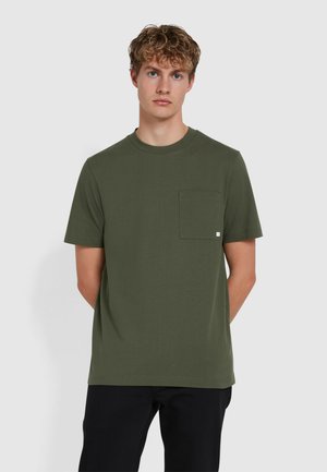T-shirt in cotone verde oliva con scollo rotondo e maniche corte, dotata di una tasca frontale e di un piccolo etichetta con logo sull'orlo.
