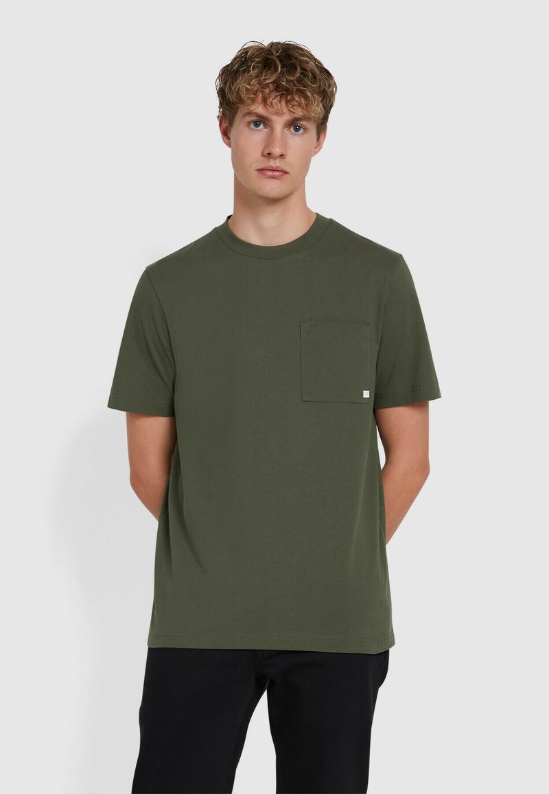 T-shirt en coton vert olive avec un col rond et des manches courtes, dotée d'une poche devant et d'une petite étiquette logo sur l'ourlet.