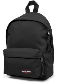 Zwarte Eastpak rugzak van een gladde, duurzame stof. Voorzien van een voorvak, twee schouderbanden en een handvat aan de bovenkant. Met ritssluiting.