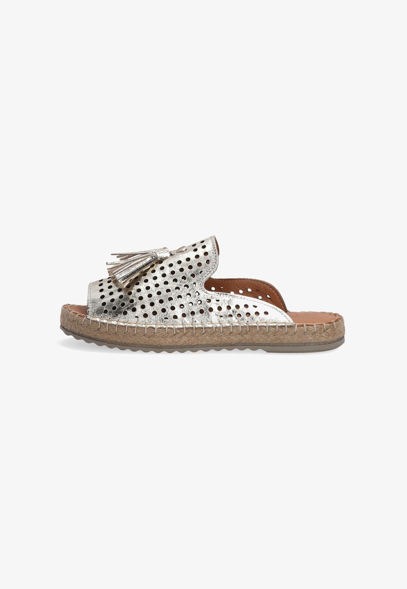 Sølv perforeret slip-on sandal med dekorativ frynse, vævet jute sål og glat læder indersål med flad hæl.