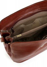 Borsa a tracolla in pelle marrone con texture liscia, chiusura con zip singola, e un interno con una fodera a motivo e una tasca con zip più piccola.