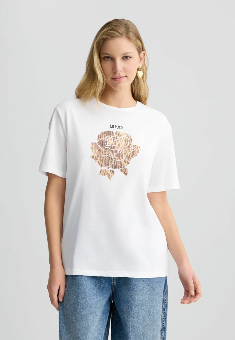 T-shirt bianco in cotone con un design di rosa a stampa leopardata e il testo "LIU JO" sopra. La maglietta ha maniche corte e una vestibilità rilassata.