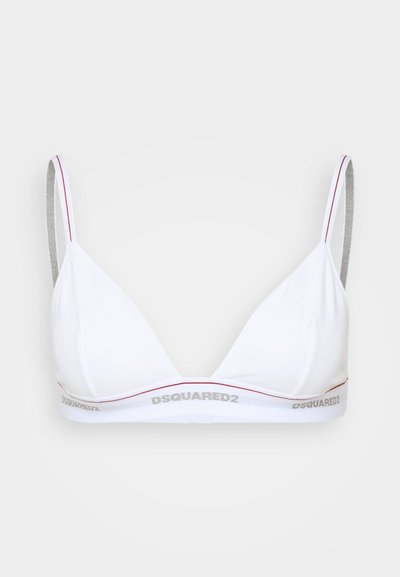 Hvid trekantet bh med grå elastiske stropper og en rød accent. Har et mærket elastikbånd forneden med sølvtekst.