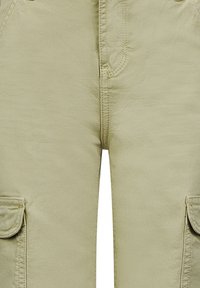 Pantalones cargo beige con dos bolsillos laterales, fabricados en un material duradero, diseño de pierna recta y detalles de costura visibles.