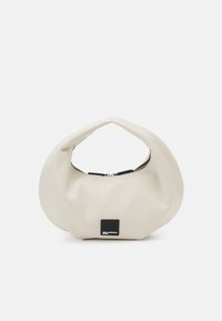 Bílá hladká kabelka z umělé kůže kulatého tvaru se skládacím vrchem. Má horní zipové uzavírání a malý černý brandingový akcent.