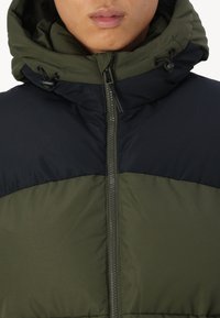 Jack & Jones JCOAERO - Strukirani kaput - forest night