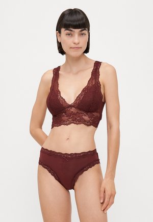 Bordeaux kant bralette met een V-hals en brede bandjes, gecombineerd met bijpassende slips met kantafwerking. Zachte, doorzichtige textuur met delicate accenten.
