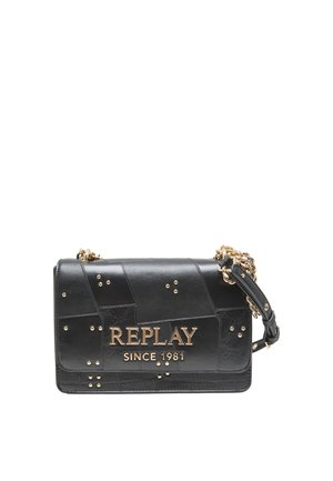 Czarna skórzana torebka crossbody ze złotymi ćwiekami, złotym łańcuszkowym paskiem oraz "REPLAY SINCE 1981" wytłoczonym na przedniej klapie.
