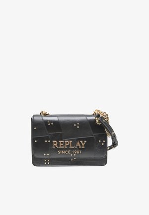 Czarna skórzana torebka crossbody ze złotymi ćwiekami, złotym łańcuszkowym paskiem oraz "REPLAY SINCE 1981" wytłoczonym na przedniej klapie.