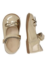 Zlaté patentní kožené boty s plochou podrážkou, kulatou špičkou a mašlí na přední straně. Mají pásek se zapínáním na cvok.