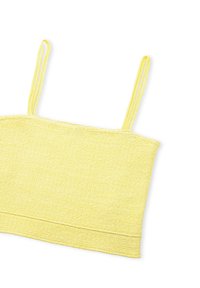 Top corto de color amarillo claro con tirantes finos, que presenta una tela texturizada y un escote recto. Diseño sencillo sin adornos adicionales.