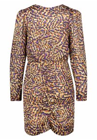 Kortärmad klänning med ett flerfärgat abstrakt mönster i lila, orange och kräm. Har en rynkad framsida och textil med struktur.