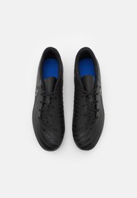 Scarpe sportive nere con tomaia tessurizzata, dotate di una soletta blu imbottita e lacci neri. Il design è decorato con notevoli motivi circolari.