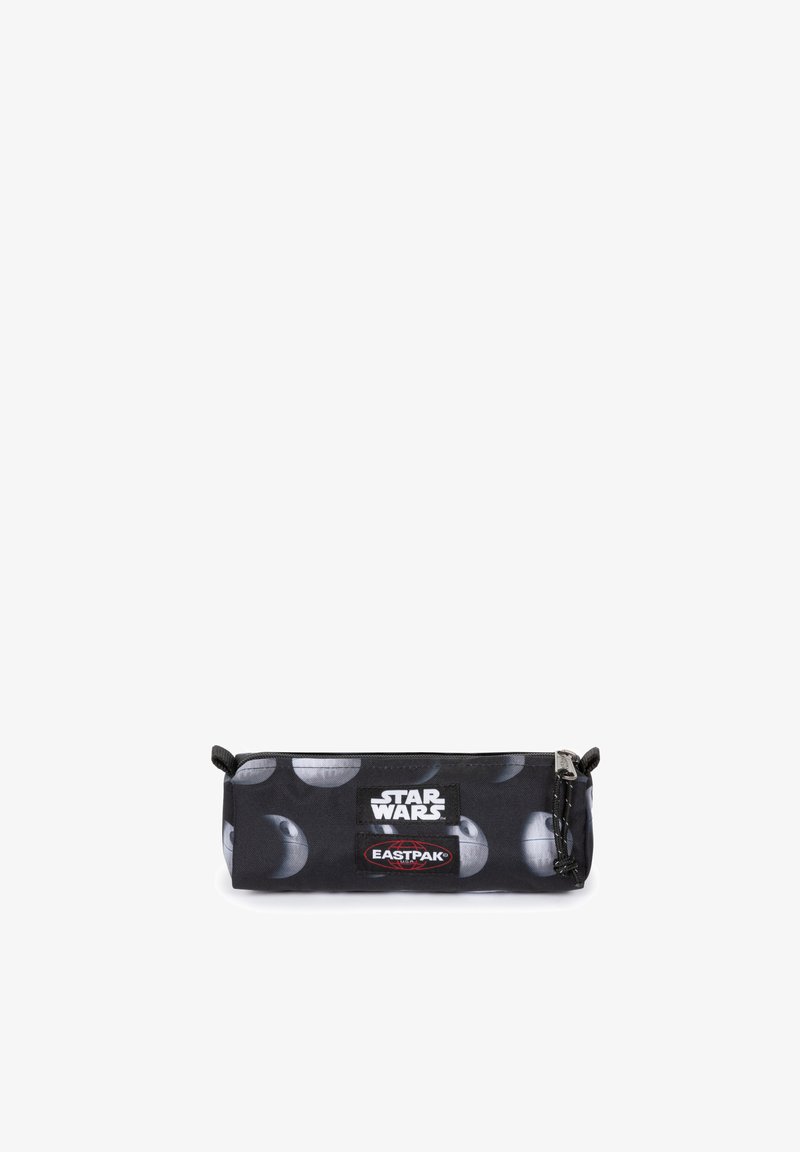 Schwarzes Federmäppchen mit einem Design, das graue Todesstern-Muster zeigt. Es verfügt über einen Reißverschluss und Markenanhänger von Star Wars und Eastpak.