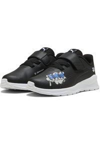 Baskets synthétiques noires avec des semelles blanches, dotées d'une sangle velcro, du logo BMW Motorsport et de détails graphiques bleus sur le côté.