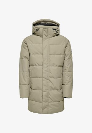 Beige gepolsterte Parkajacke mit hohem Kragen und verstellbarem Kapuze, ausgestattet mit gesteppten Abschnitten, einem Frontreißverschluss und seitlichen Taschen.