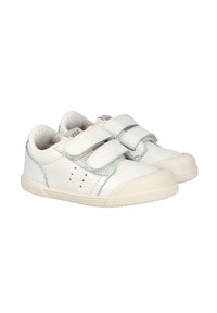 Un par de zapatillas blancas para niños con dobles correas de velcro y punteras de goma texturizada sobre un fondo blanco.