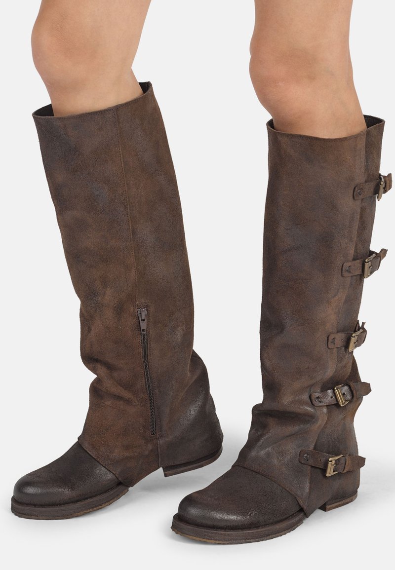 Hnědé semišové kozačky po kolena se zipovým uzavřením, vybavené několika přezkami a kulatou špičkou. Texturovaný povrch a plochý podpatek.