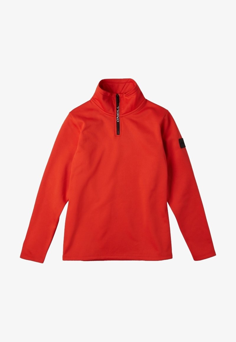 Suéter de fleece rojo con cuello alto y media cremallera, con mangas largas y un pequeño parche negro con logo en la manga izquierda.