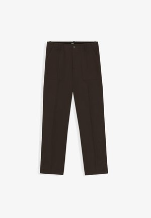 Pantalones negros de pierna recta con bolsillos de parche delanteros, trabillas para cinturón y cierre de botón en la cintura.