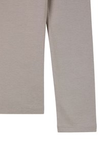 Camicetta a maniche lunghe in cotone grigio chiaro, con una texture liscia e polsini standard. L'orlo è cucito per garantire durabilità.