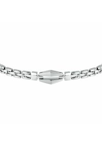 Bracciale in argento con maglie rettangolari intrecciate e una chiusura geometrica, caratterizzato da una finitura liscia e lucida.