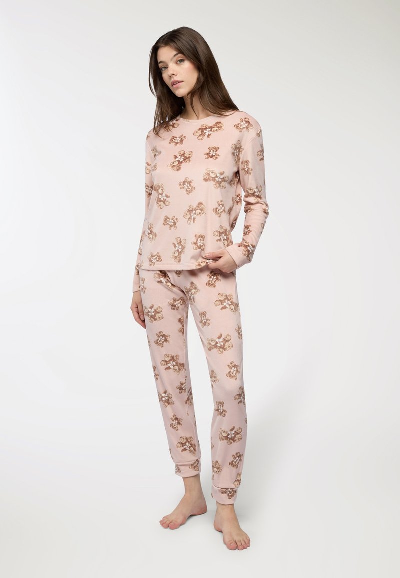 Set di pigiama rosa chiaro composto da una maglia a maniche lunghe e pantaloni, decorato con un motivo floreale marrone. Tessuto morbido con una vestibilità comoda.