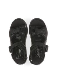 Sandalias negras con correas ajustables, parte superior de cuero texturizado y plantilla acolchada. Presenta el logo en la plantilla y un diseño de suela duradera.