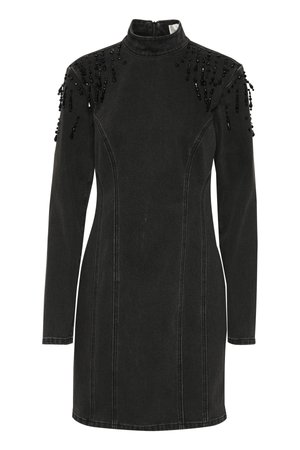 Czarna sukienka z dżinsu z długimi rękawami, wysokim dekoltem i dekoracyjnymi koralikami na ramionach. Projekt zawiera dopasowane szwy i gładką teksturę.