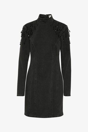 Czarna sukienka z dżinsu z długimi rękawami, wysokim dekoltem i dekoracyjnymi koralikami na ramionach. Projekt zawiera dopasowane szwy i gładką teksturę.