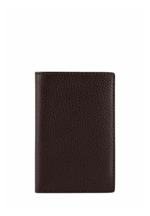 Portafoglio bifold in pelle marrone scuro con texture e nome del marchio leggermente impresso nell'angolo in basso a destra, mostrato chiuso su sfondo bianco.