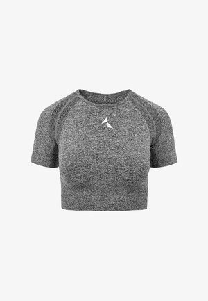 Szara, krótka bluzka sportowa z krótkimi rękawami, z teksturowanej tkaniny i siateczkowymi wstawkami na ramionach. Małe logo na klatce piersiowej.