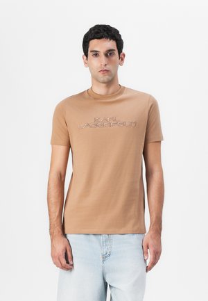 Tricou din bumbac maro cu guler rotund și mâneci scurte, având brodat pe față "KARL LAGERFELD" într-o culoare contrastantă.