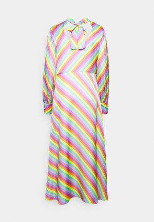 Langarmkleid mit diagonalen Regenbogenstreifen, hohem Halsband, geknöpften Manschetten und tailliertem Schnitt auf einfarbigem Hintergrund.