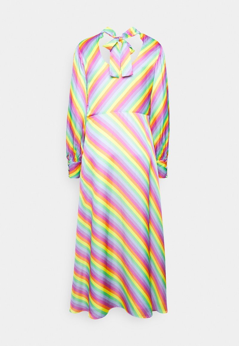 Robe à manches longues avec rayures diagonales arc-en-ciel, col haut avec nœud, poignets boutonnés et taille cintrée sur un fond uni.