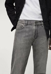 Šedé džíny z denimu s volným střihem, s pěti kapsami, zapínáním na knoflík a jemným vyblednutím pro texturovaný vzhled.