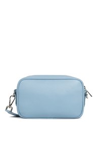 Borsa rettangolare in pelle blu chiaro con superficie testurizzata, hardware in argento e tracolla rimovibile. Chiusura con zip sulla parte superiore e su un lato.