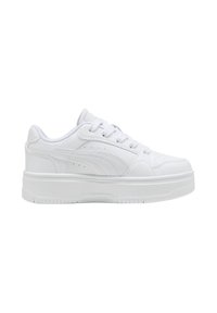 Witte sneaker gemaakt van soepel synthetisch materiaal met een ronde neus, vetersluiting, geperforeerde accenten aan de zijkanten en een platte rubberen zool.