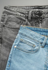 Kaks paari teksaseid: ühed mustad, teised helesinised. Mõlemad sisaldavad õmmeldud ääriseid, eesmine taskud ja nööpide sulgemised. Tekstureeritud denimpind.