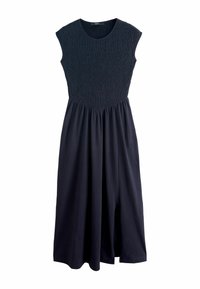 Robe midi sans manches bleu marine avec corsage smocké et jupe froncée, encolure ronde et plis subtils à la taille.
