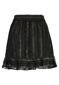 Černá sukně s vertikálními kovovými pruhy, elastickým pasem a volánkovým lemem. Vyrobena z lehkého, splývavého materiálu.