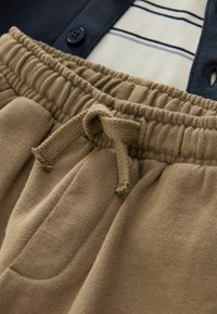 Next REGULAR FIT - SET 3 PEICE . - Treniņtērpa apakšdaļas - navy blue and tan
