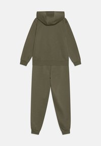 Sweatshirt com capuz de cor verde oliva e calças de jogger combinando, feitas de um tecido macio, com punhos e bainha canelados, apresentando um design de ajuste descontraído.